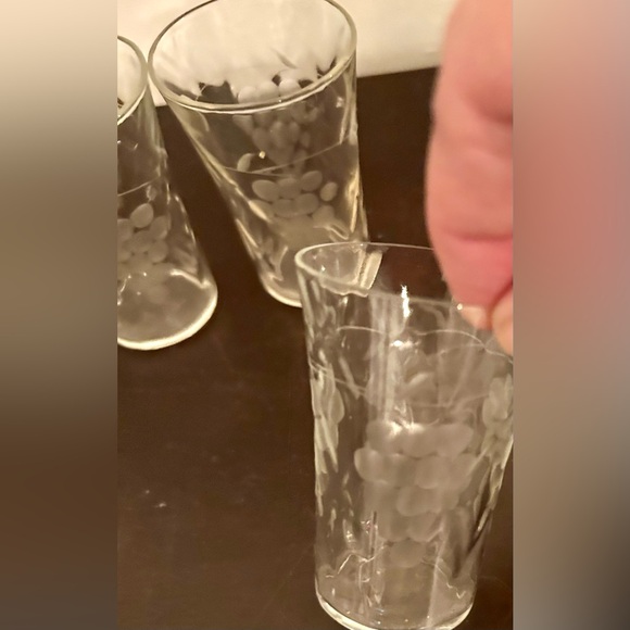 3 Vintage, mid century, grape engraved shot glasses. - Picture 7 of 9